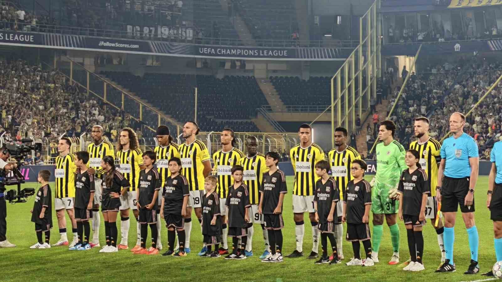 Fenerbahçeli futbolcular ve hakemler maç öncesi sahada seremonide.