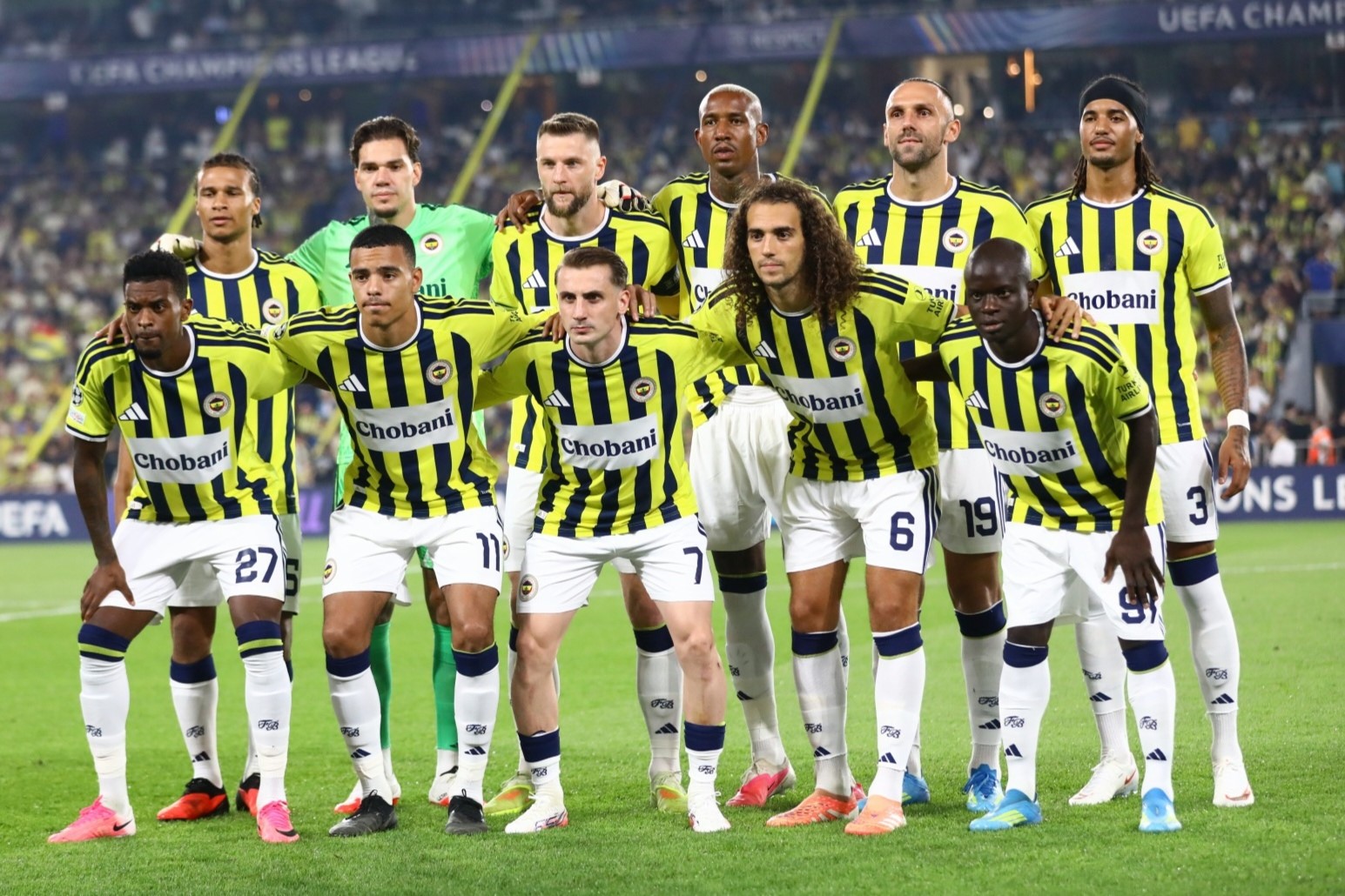 Sahada maç öncesi poz veren Fenerbahçeli futbolcular.