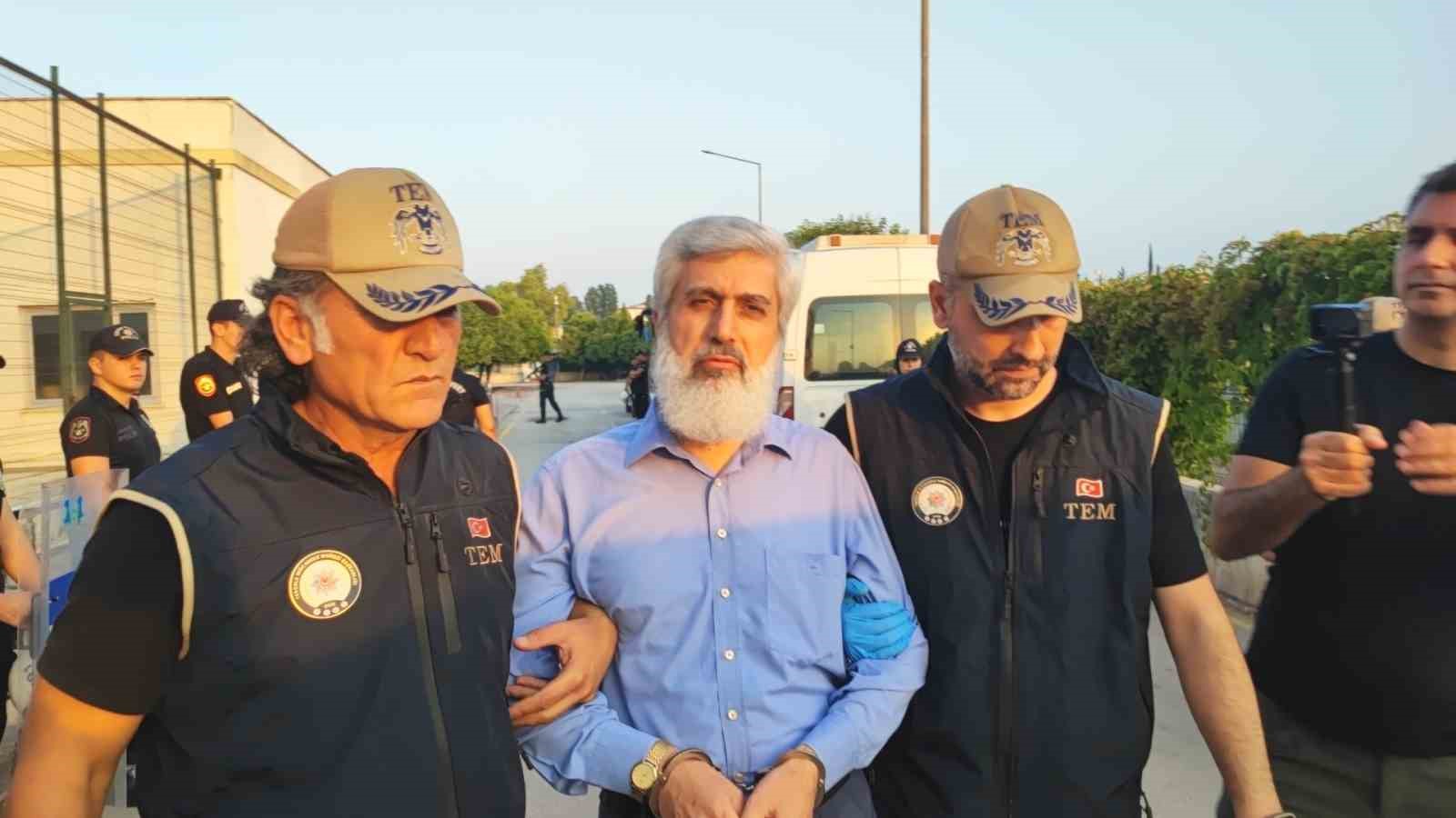 Alparslan Kuytul’un polis ekipleri arasında götürüldüğü an.