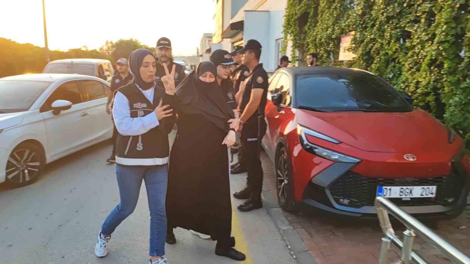 Polis ekipleri eşliğinde sağlık kontrolüne götürülen bir kişi.
