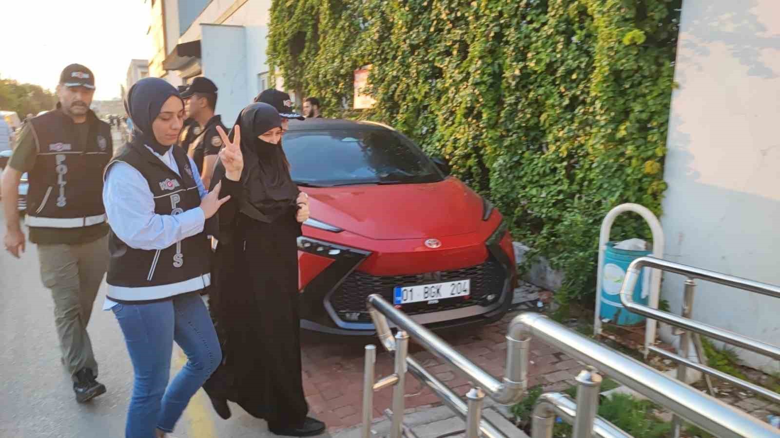 Polis ekipleri eşliğinde sağlık kontrolüne götürülen kişi ve çevredeki güvenlik önlemleri.