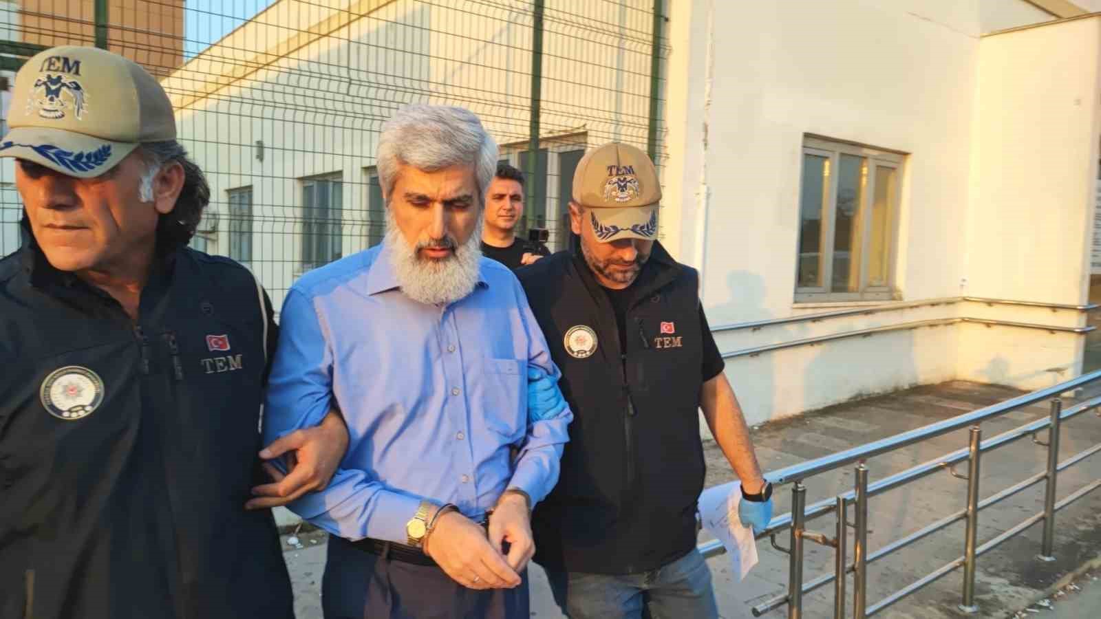 Alparslan Kuytul’un polis ekipleriyle birlikte yürürken görüntüsü.