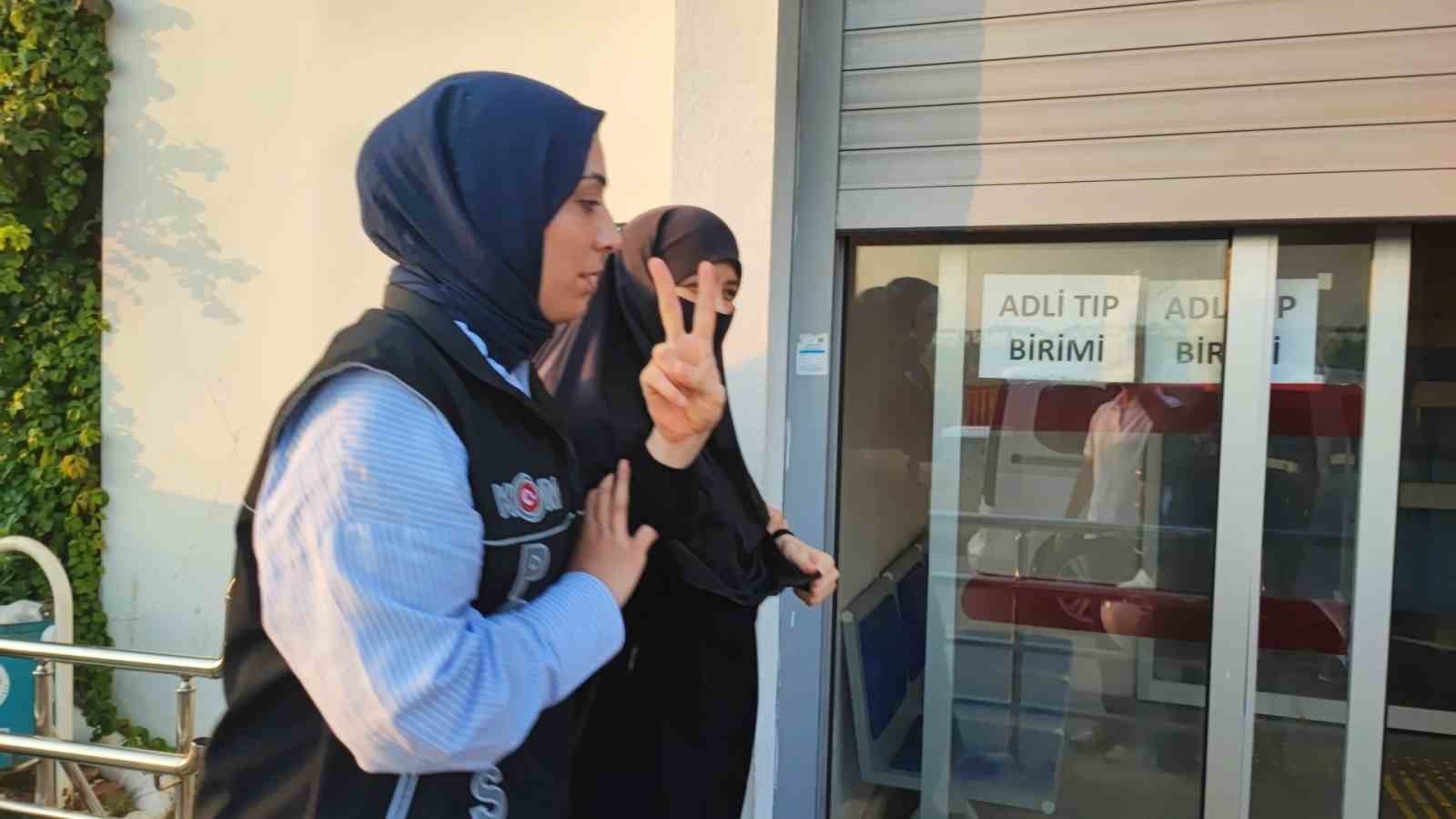 Adli Tıp birimi girişinde polis eşliğinde yürüyen kişi.