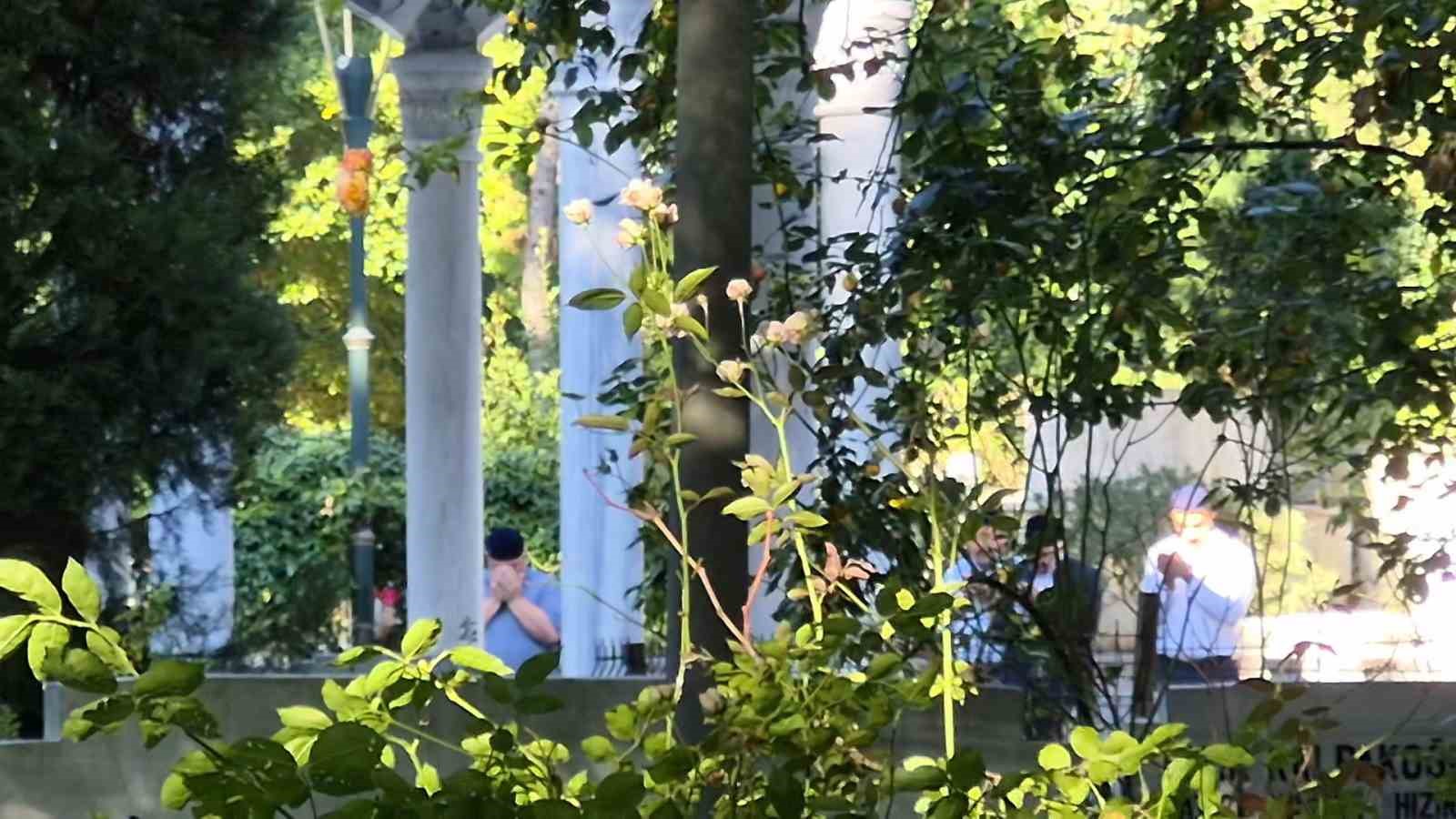 Karacaahmet Mezarlığı’nda kabir çevresinde dua eden kişiler.