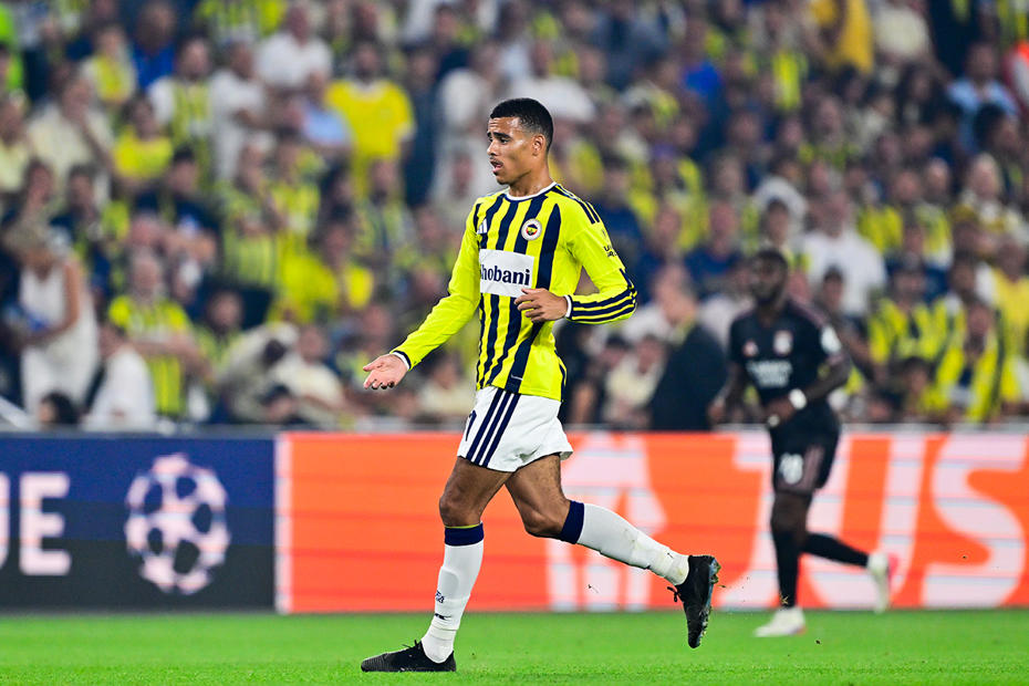 Fenerbahçe formasıyla sahada yürüyen Mason Greenwood ve arkada tribünler.
