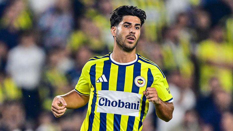 Fenerbahçe formasıyla koşan Marco Asensio’nun yakın plan maç fotoğrafı.