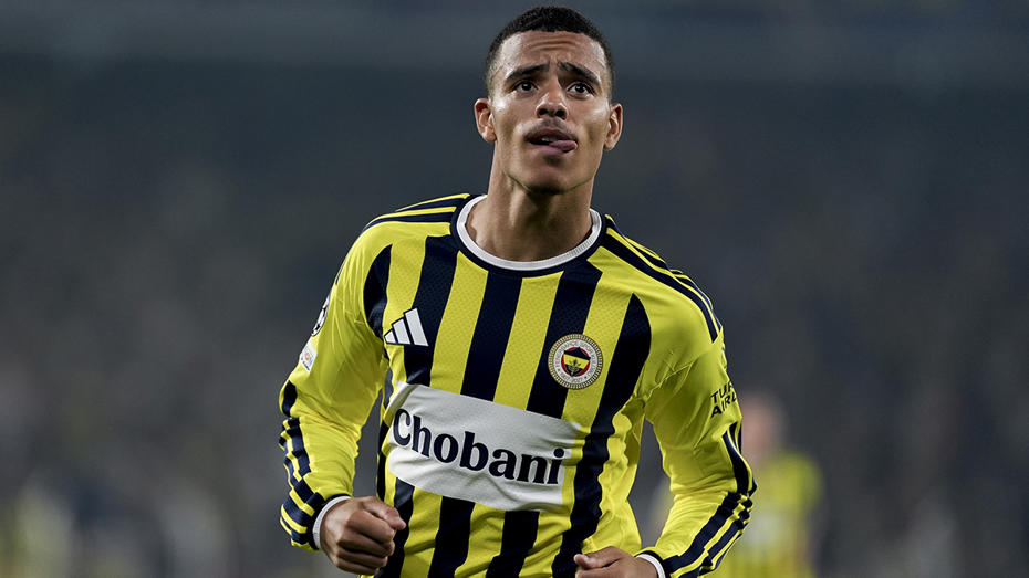 Fenerbahçe forması giyen Mason Greenwood’un saha içindeki yakın plan görüntüsü.