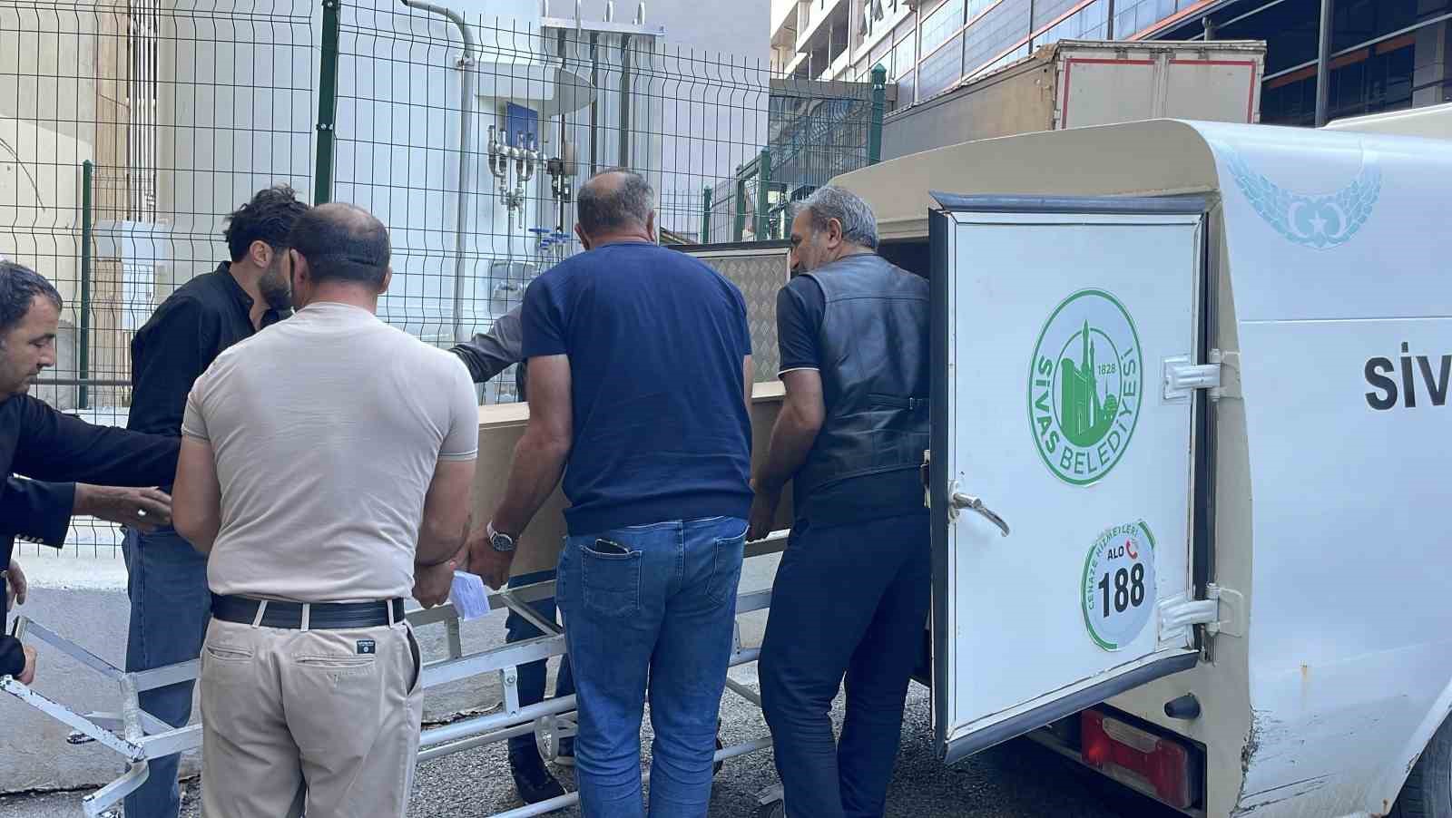 Parenti in attesa davanti all'ospedale di Sivas accanto al carro funebre.