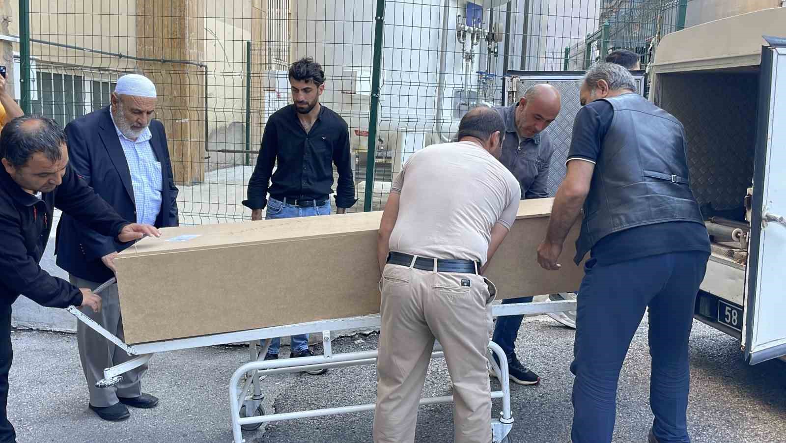 Il momento in cui la bara viene trasportata sul carro funebre all'uscita dell'ospedale.