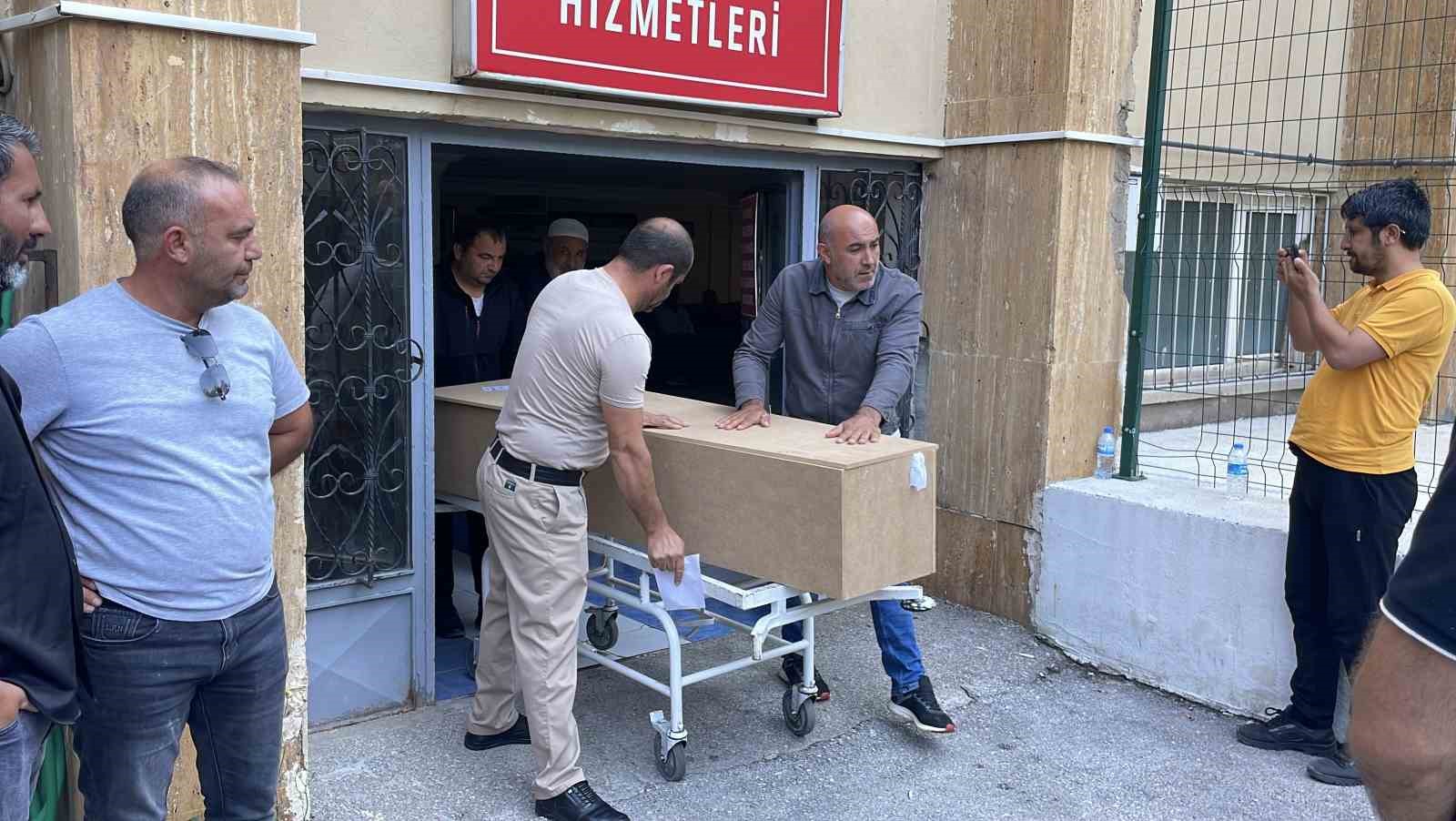Trasporto della salma all'ingresso dei servizi funebri.