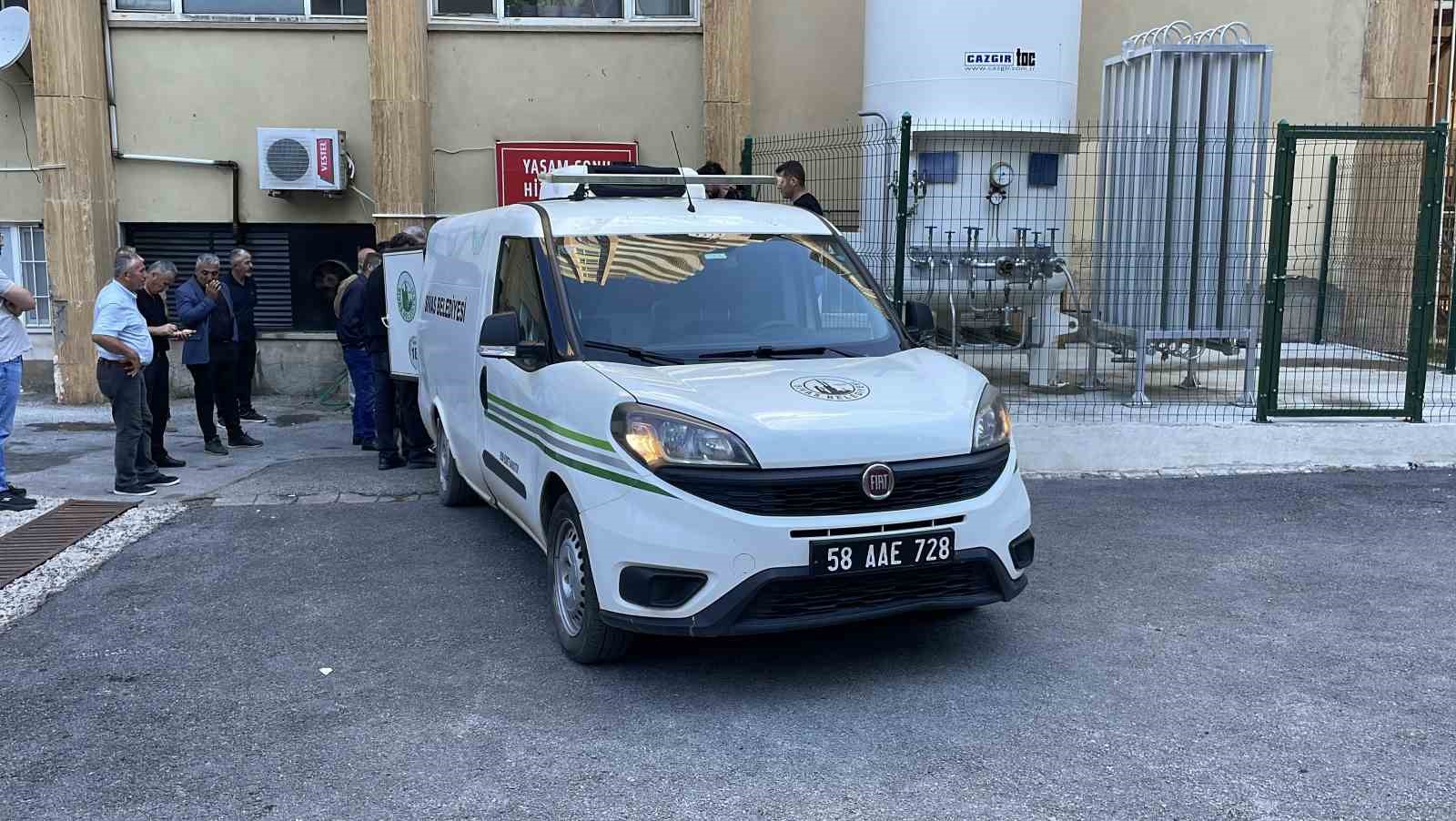 Carro funebre del Comune di Sivas davanti all'ospedale.