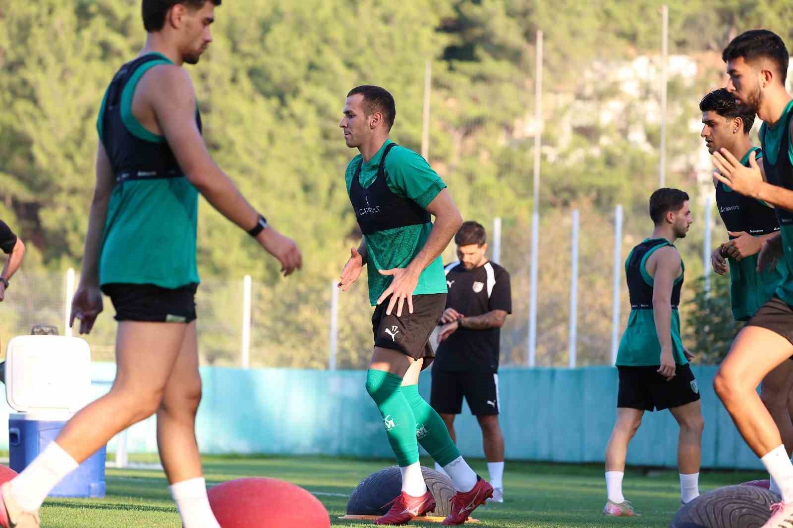 Bodrum FK futbolcuları antrenmanda çalışma yapıyor.