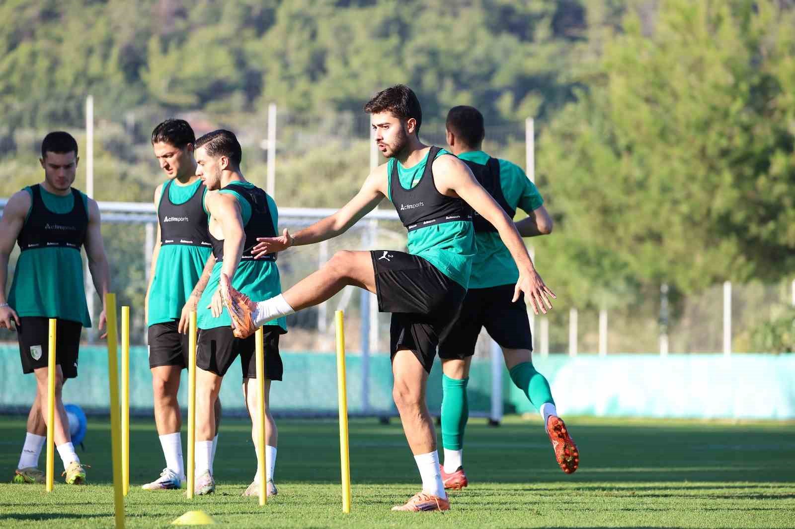 Bodrum FK futbolcuları antrenmanda kondisyon ve koordinasyon çalışması yapıyor.