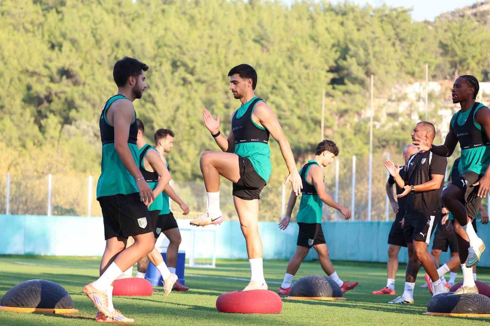 Bodrum FK oyuncuları sahada antrenman ekipmanlarıyla çalışıyor.