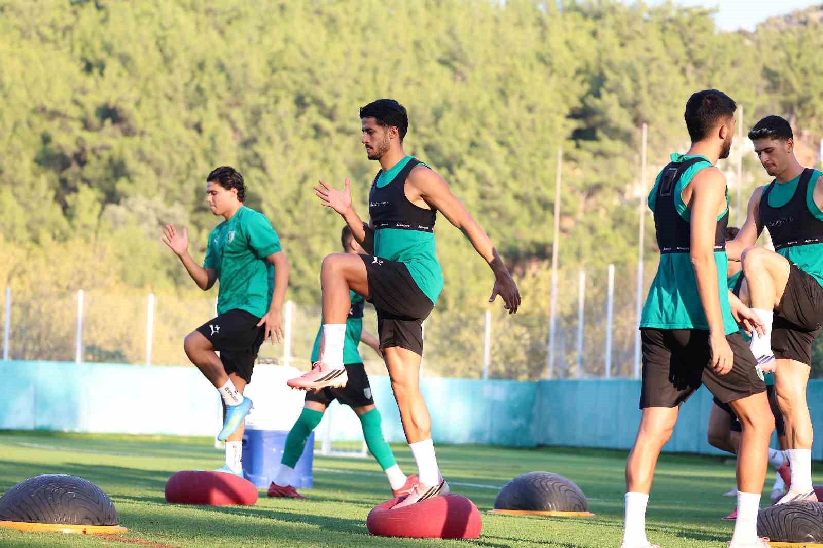 Bodrum FK futbolcuları antrenmanda denge ve kuvvet çalışması yapıyor.