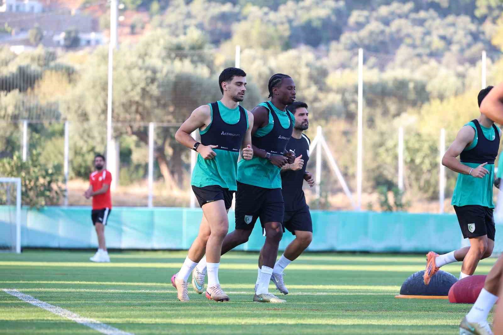 Bodrum FK futbolcuları antrenmanda koşu çalışması yapıyor.