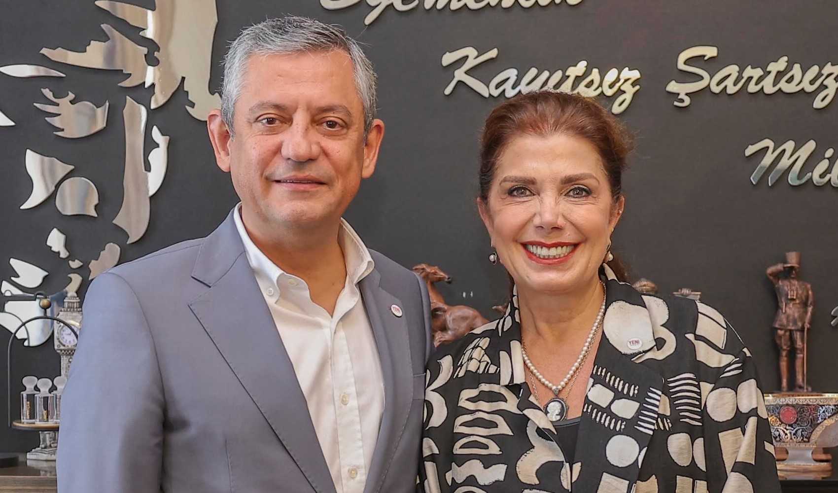 Ahmet Taner Kışlalı’nın eşi Nilüfer Kışlalı YENİ Parti’ye katıldı: Rozetini Özgür Özel taktı