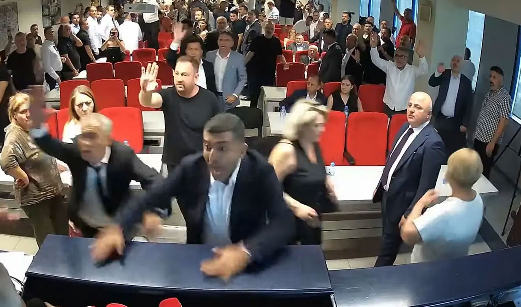 Kavgalı seçimin yankıları sürüyor: Butlan CHP'si Menderes'teki seçimde YENİ Parti'yi suçladı