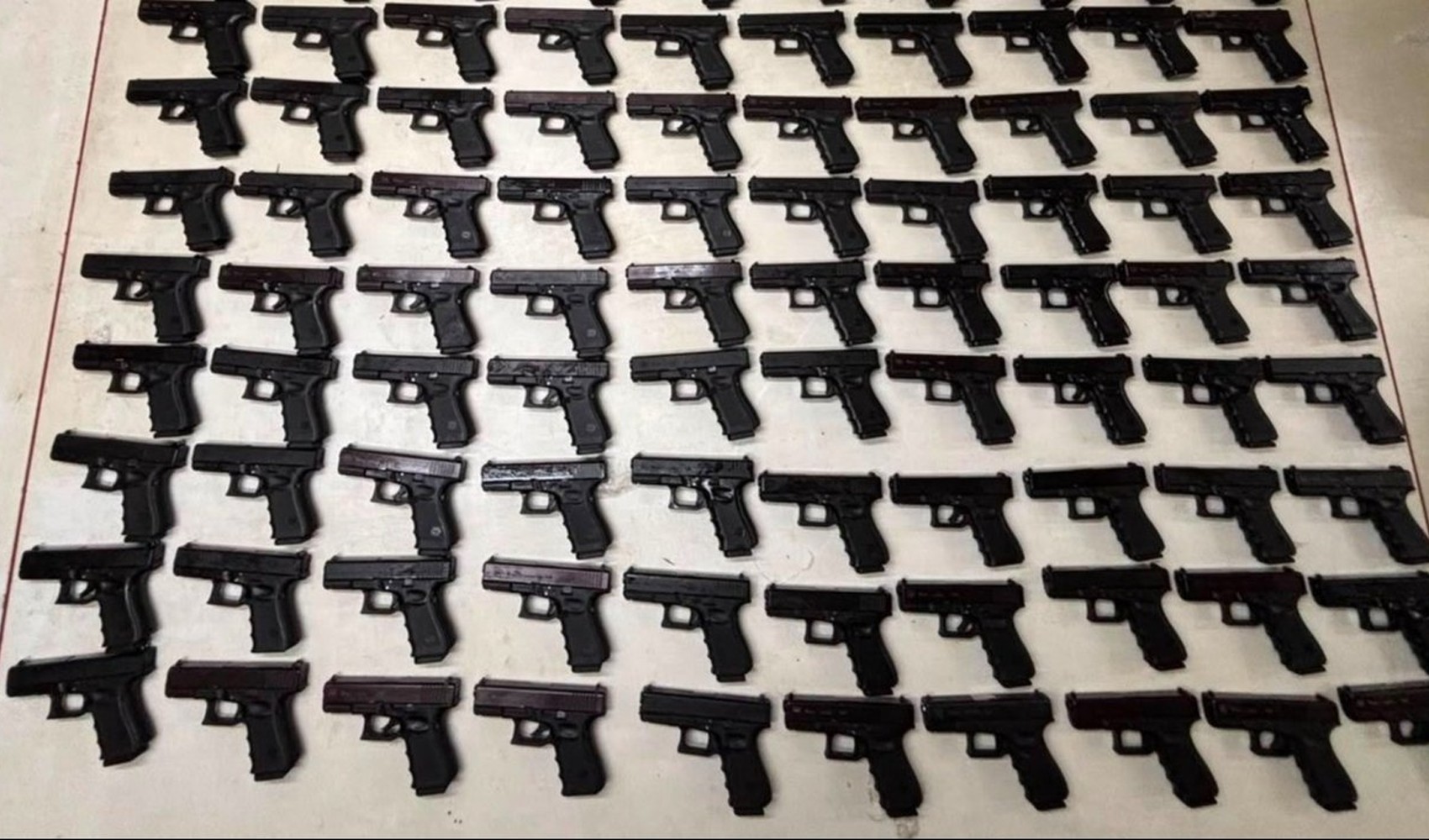 İş yerinden cephanelik çıktı: 100 ruhsatsız tabanca ele geçirildi