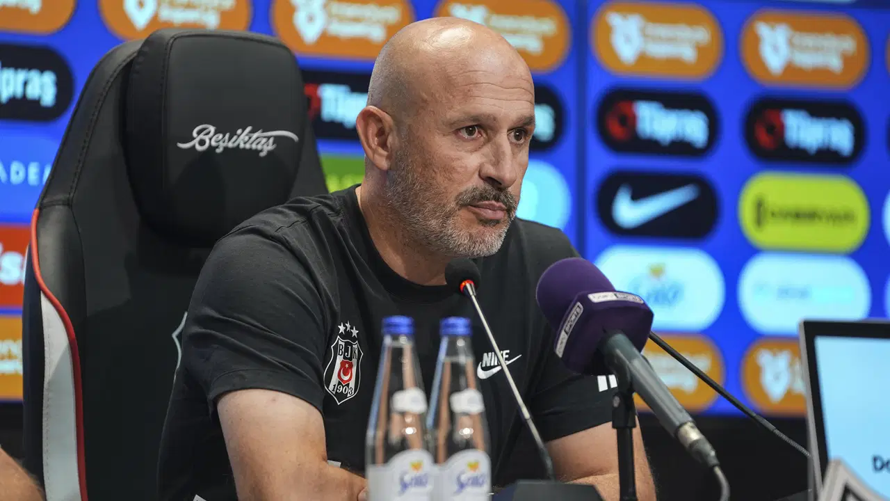 Beşiktaş Teknik Direktörü Vincenzo Italiano basın toplantısında mikrofonların karşısında.