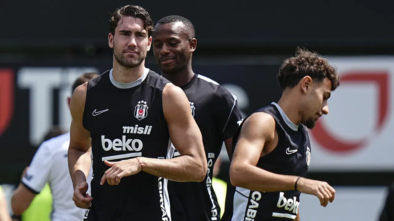 Beşiktaşlı futbolcular antrenman sırasında koşu çalışması yapıyor.