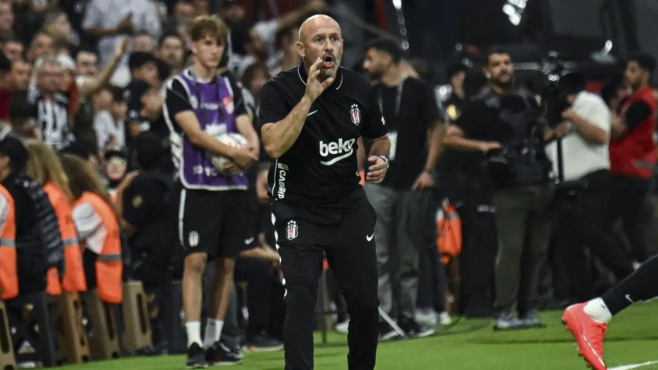 Vincenzo Italiano saha kenarında takımına talimat verirken.
