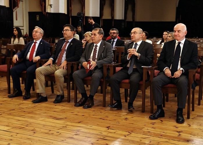 Galatasaray Lisesi salonunda düzenlenen Tevfik Fikret anma töreninde protokol üyeleri oturuyor.
