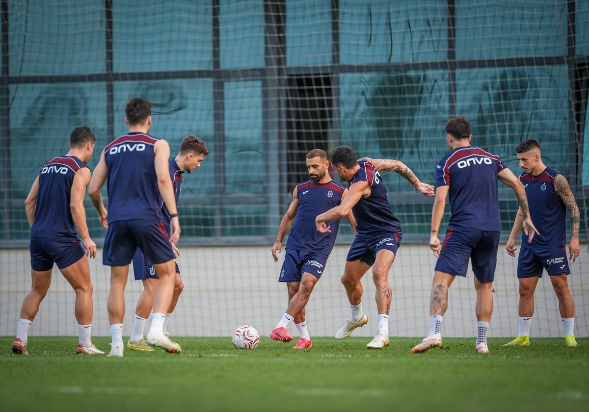 Los jugadores del Trabzonspor realizan ejercicios de pase en el entrenamiento.