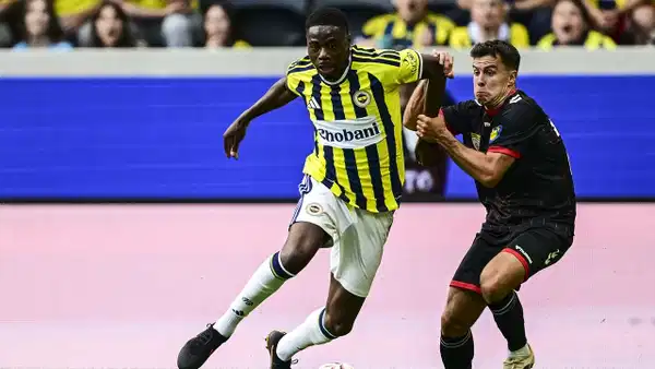 Fenerbahçe forması giyen Anthony Musaba bir maçta top sürerken görülüyor.