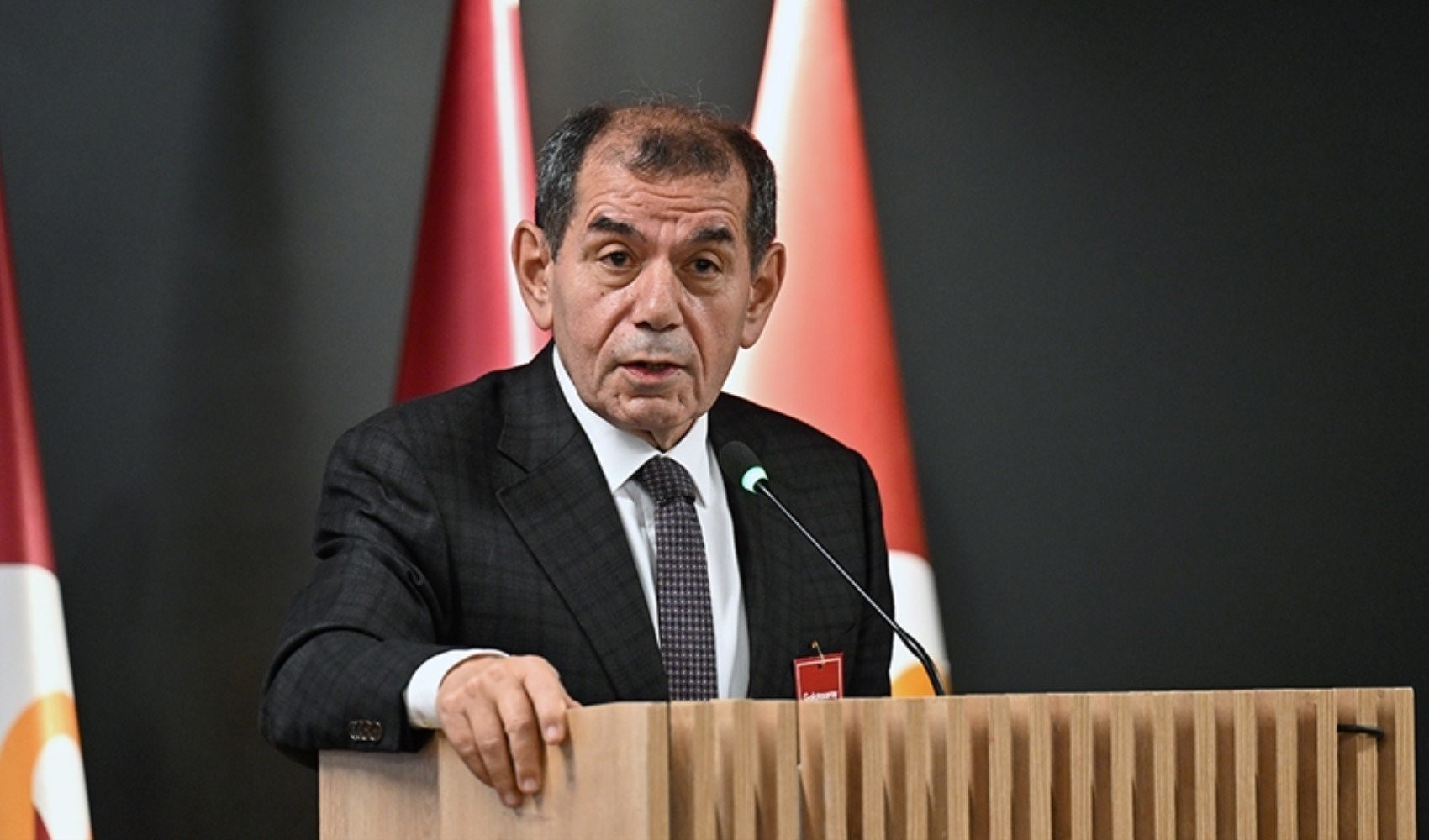 Taraftardan Dursun Özbek'e 'transfer' protestosu