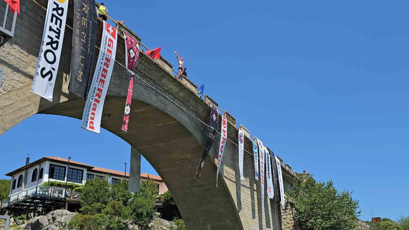 Bir sporcu, Şivan Köprüsü’nün üzerinden atlayışa hazırlanıyor.