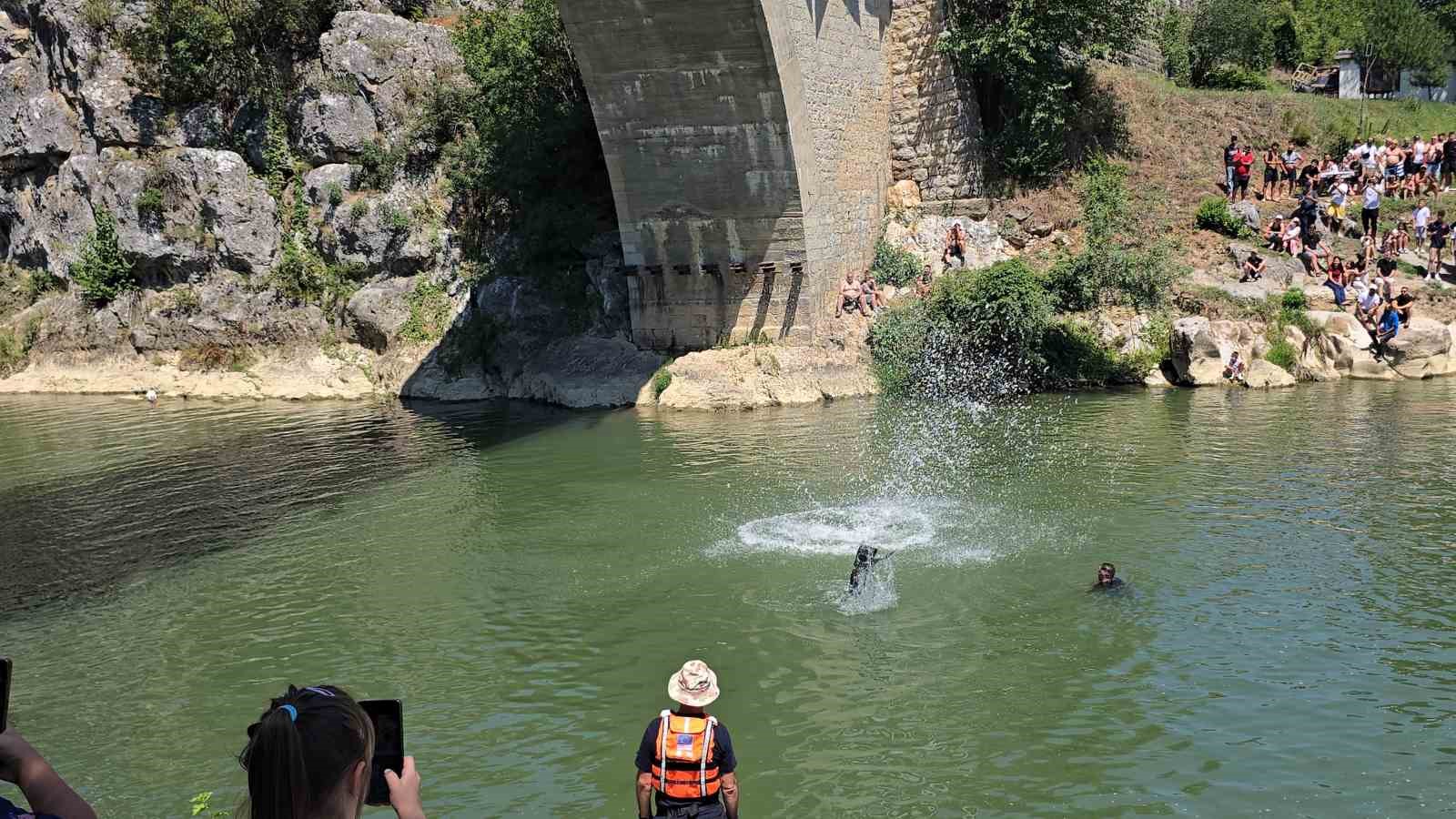 Bir sporcunun Beyaz Drin Nehri’ne atlayışının ardından suda oluşan sıçrama görülüyor.