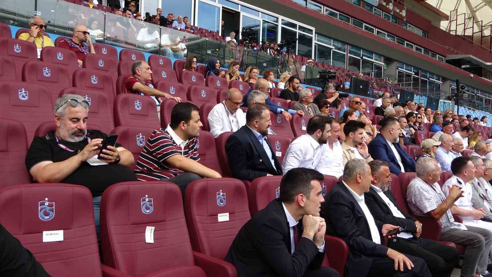 Trabzonspor stadyum tribünlerinde kutlama programını izleyen davetliler ve kulüp temsilcileri.