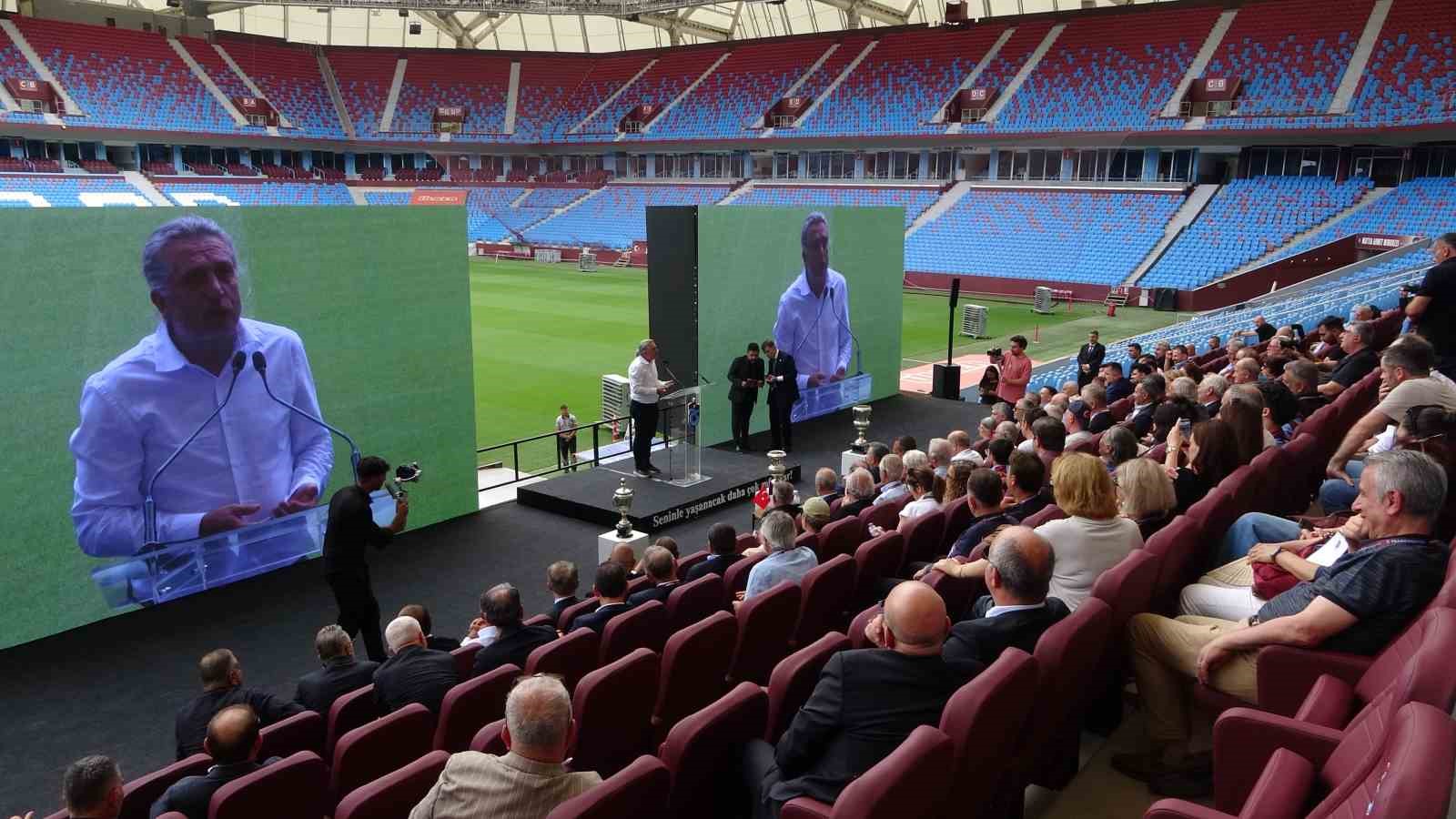 Stadyum içinde kurulan sahnede ekranlar ve izleyiciler eşliğinde yapılan Trabzonspor kutlama programı.