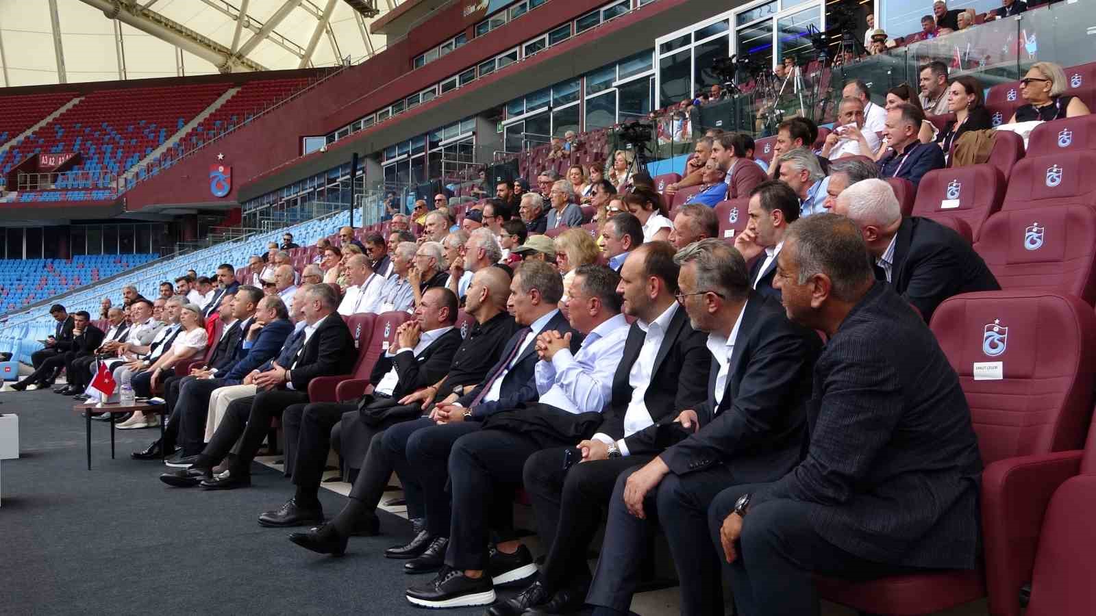 Trabzonspor stadyum tribünlerinde oturan davetliler ve protokol üyeleri.