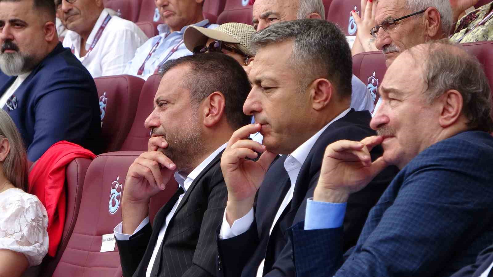 Trabzonspor Başkanı Ertuğrul Doğan ve beraberindeki isimler tribünde otururken.