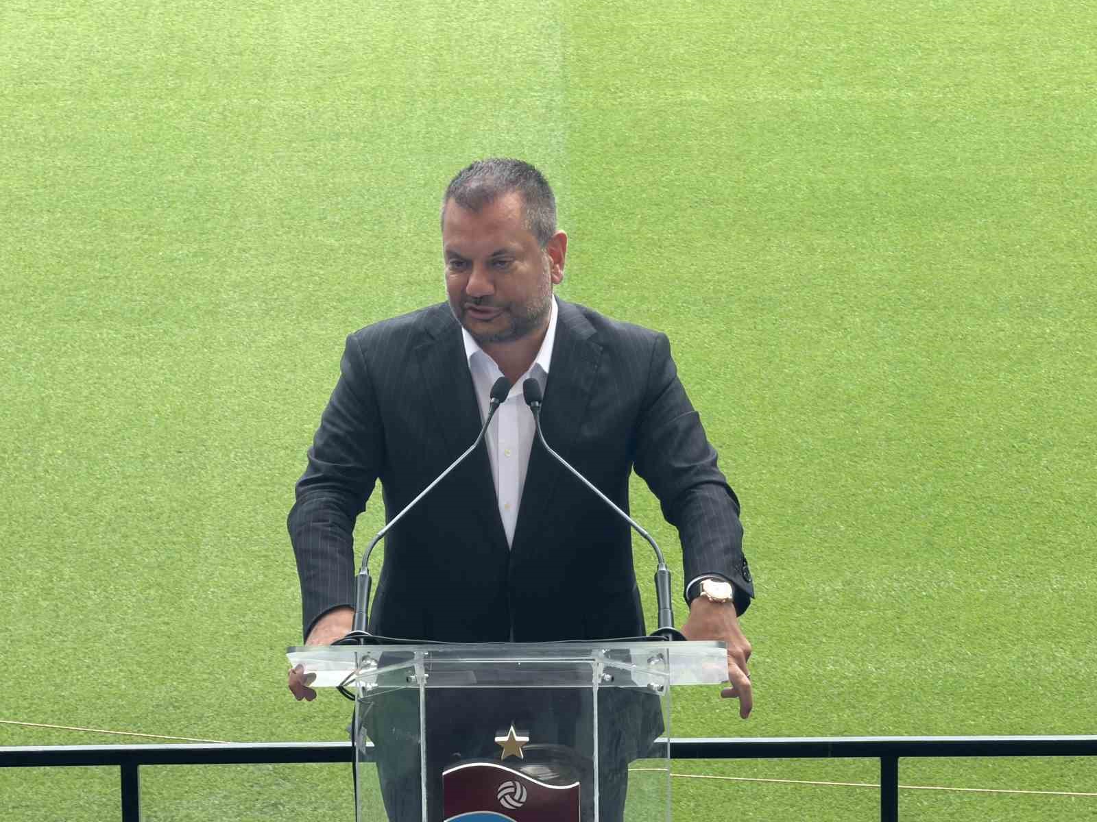 Ertuğrul Doğan, yeşil saha önünde kürsüde konuşma yaparken.