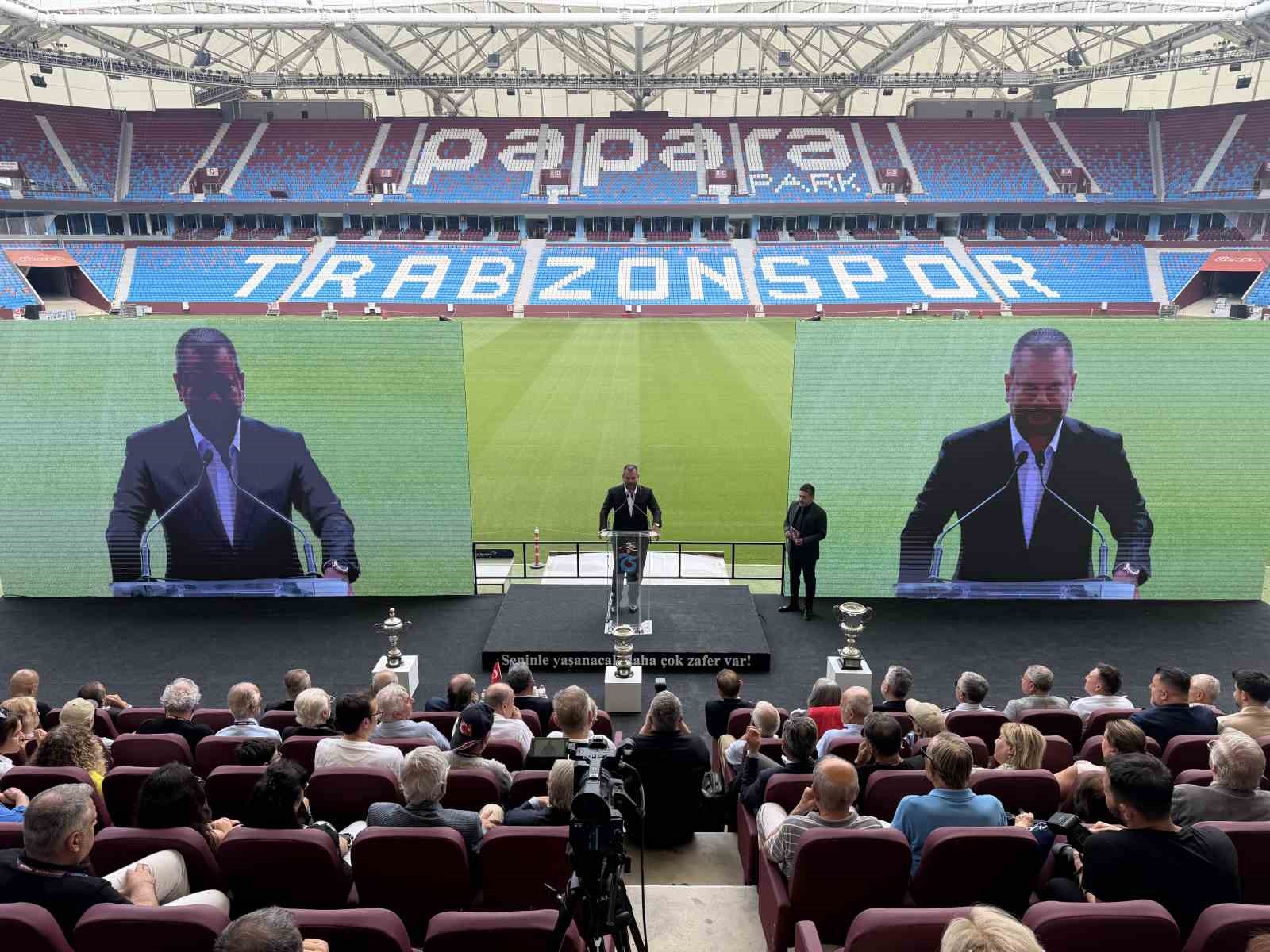 Trabzonspor stadyumunda sahne, büyük ekranlar ve tribünlerdeki izleyiciler.