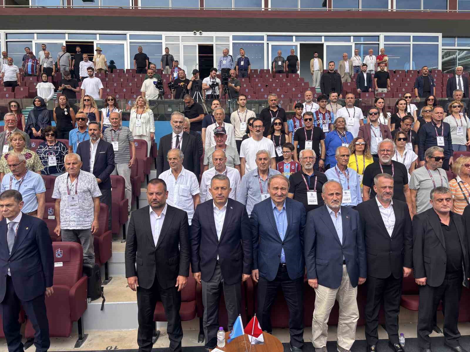 Trabzonspor stadyumunda toplu halde duran davetliler ve protokol üyeleri.