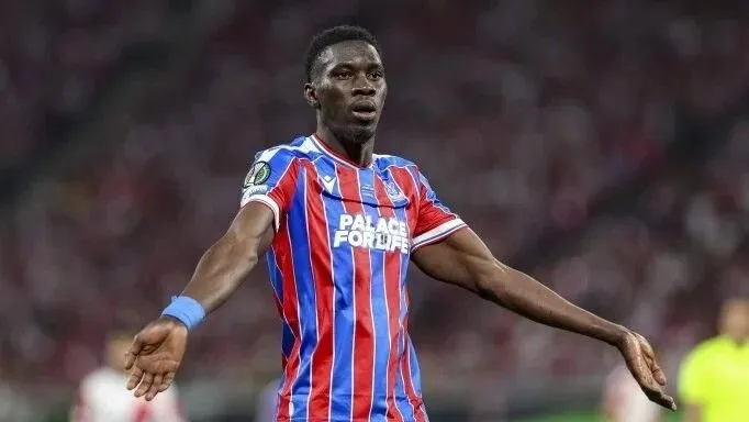 Crystal Palace forması giyen Senegalli futbolcu İsmaila Sarr saha içinde görülüyor.