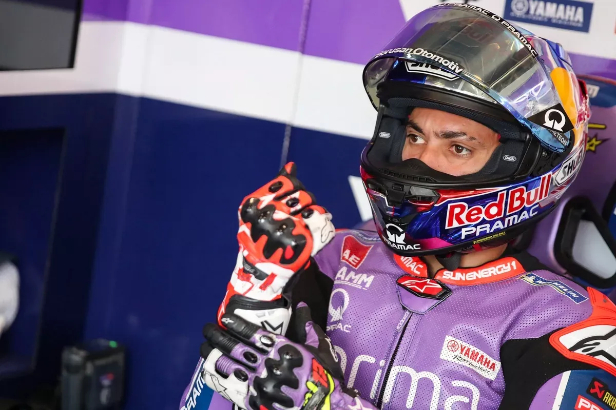 Toprak Razgatlıoğlu, Pramac Racing ekipmanlarıyla garaj alanında görülüyor.