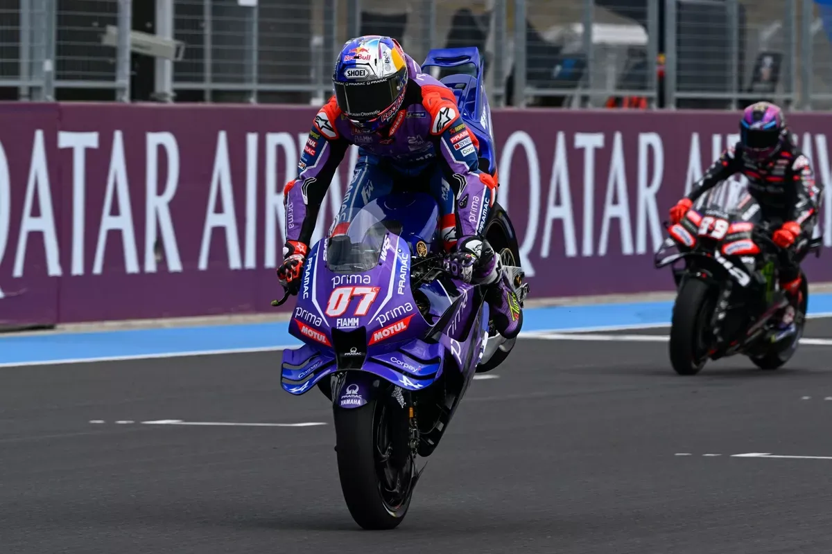 Toprak Razgatlıoğlu, Pramac Racing motosikletiyle pistte yarışırken görülüyor.