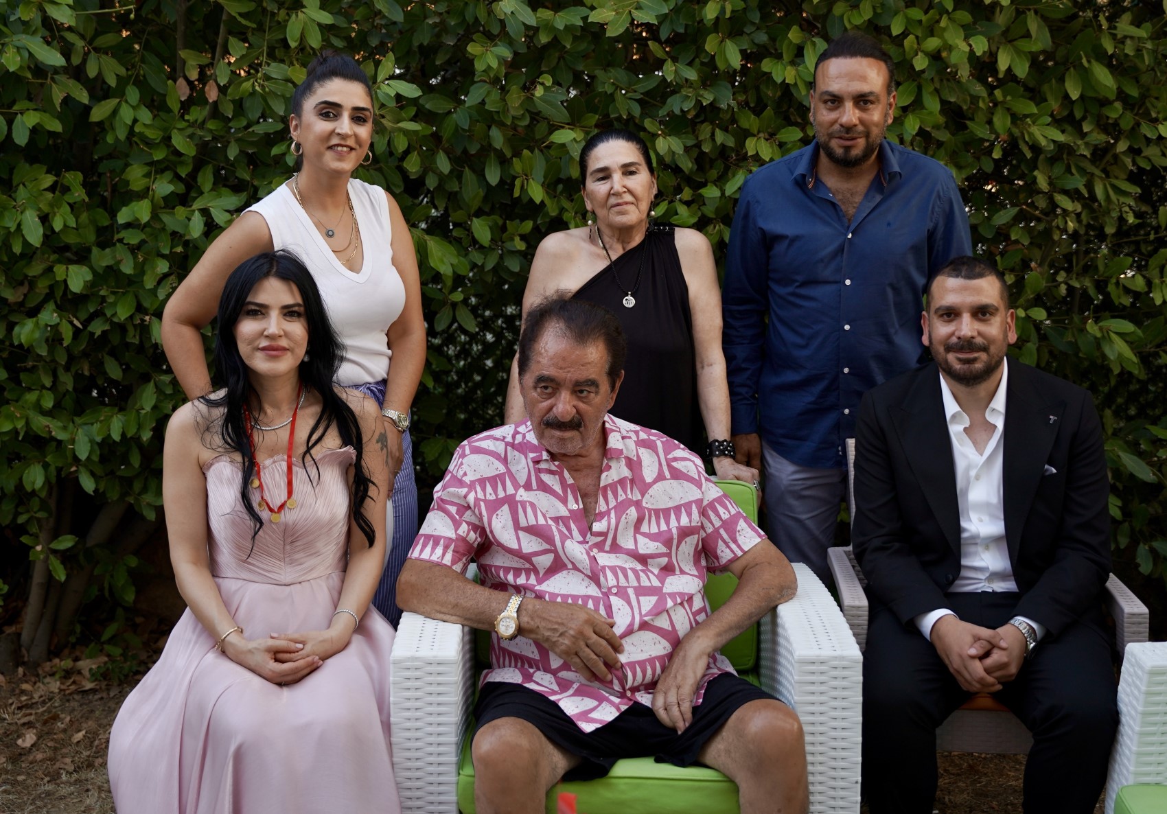İbrahim Tatlıses, manevi kızının isteme töreninde beşi bir yerde taktı