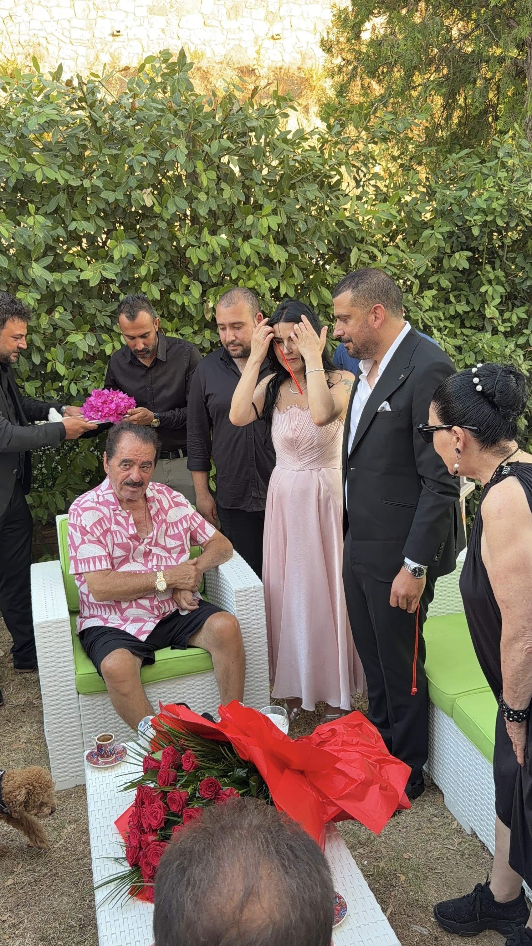 İbrahim Tatlıses, manevi kızının isteme töreninde beşi bir yerde taktı