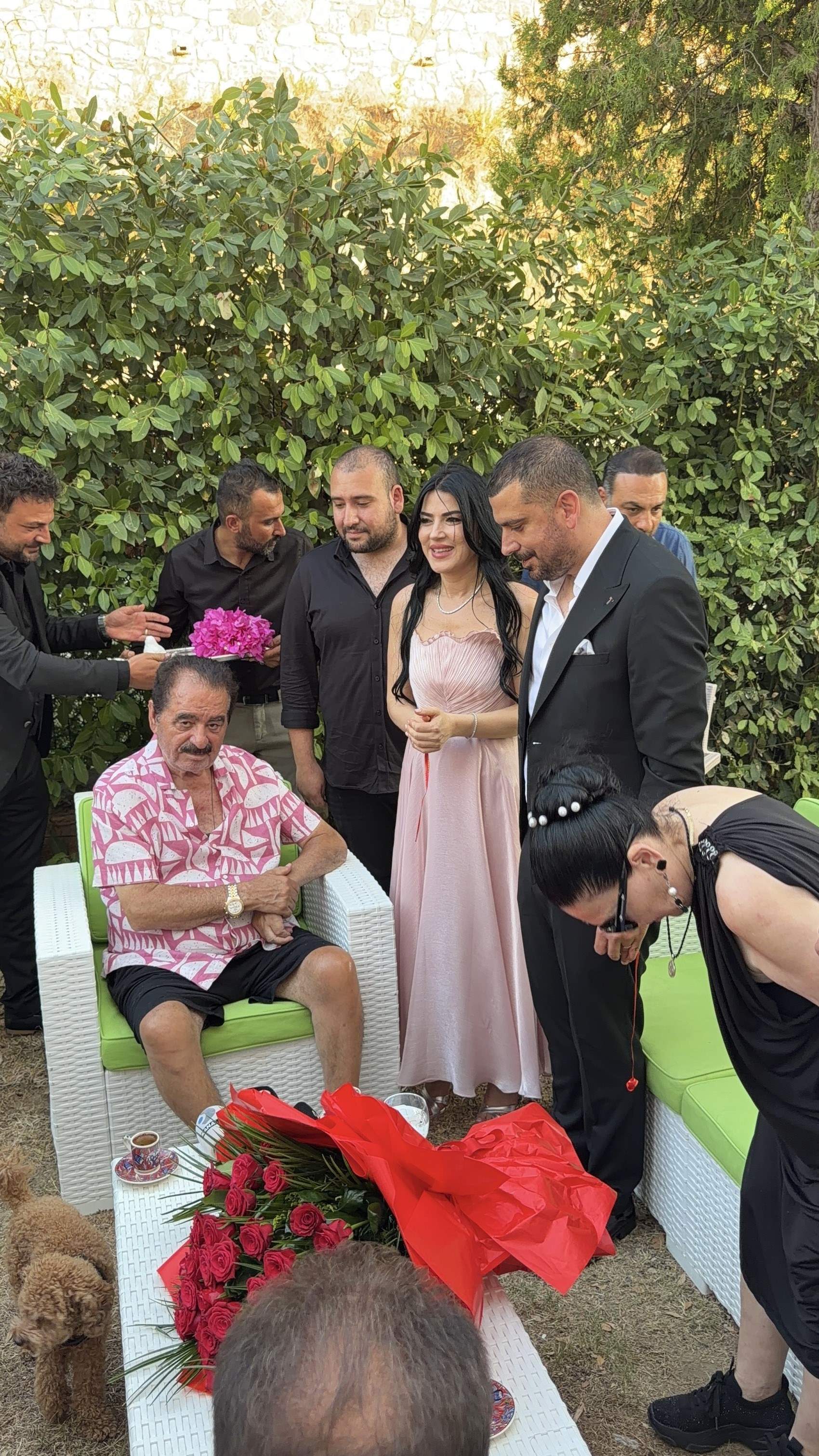 İbrahim Tatlıses, manevi kızının isteme töreninde beşi bir yerde taktı