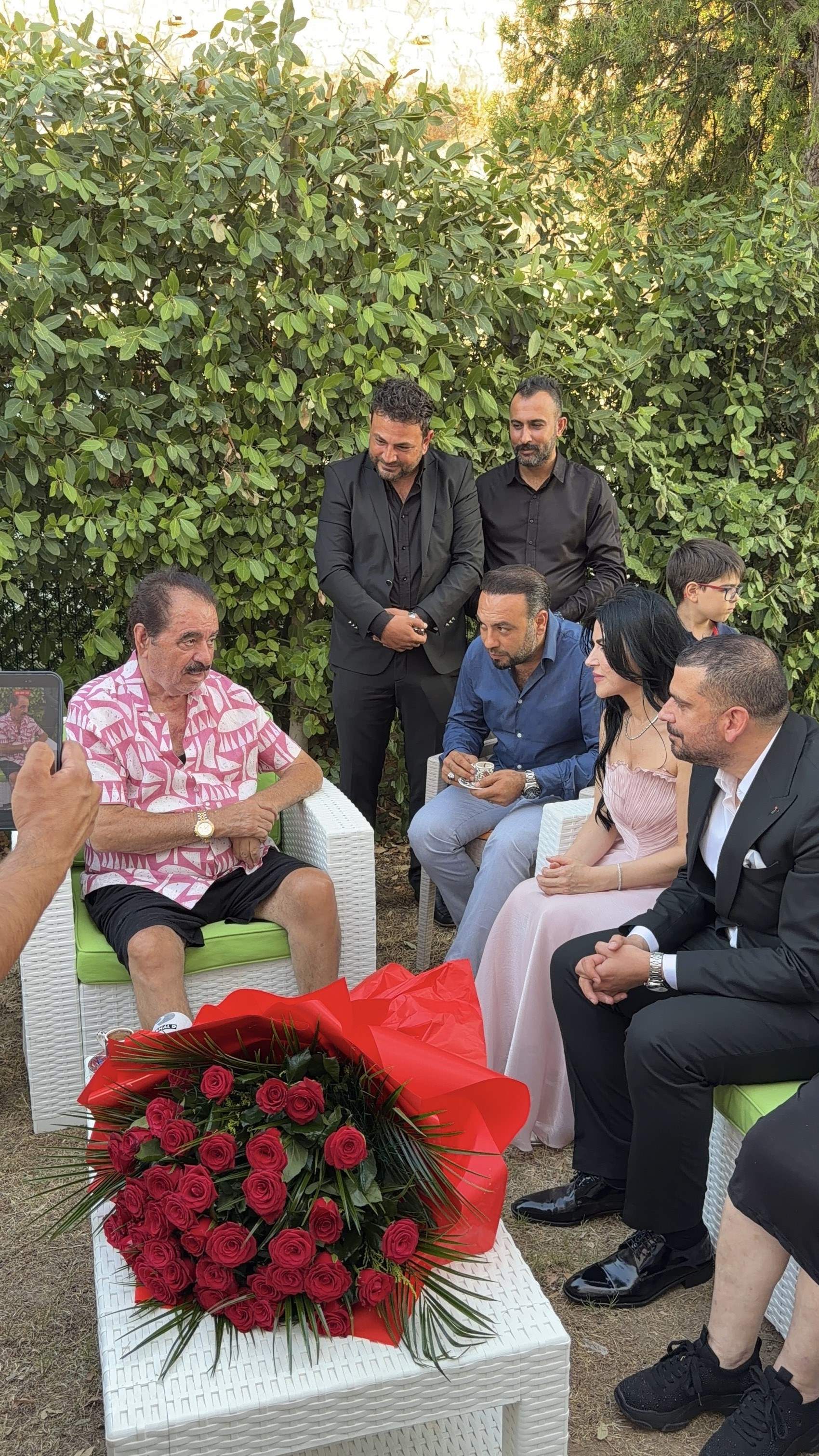 İbrahim Tatlıses, manevi kızının isteme töreninde beşi bir yerde taktı