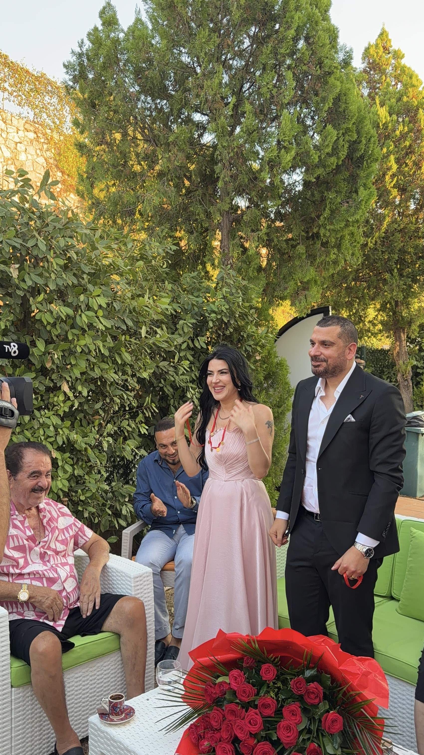 İbrahim Tatlıses, manevi kızının isteme töreninde beşi bir yerde taktı