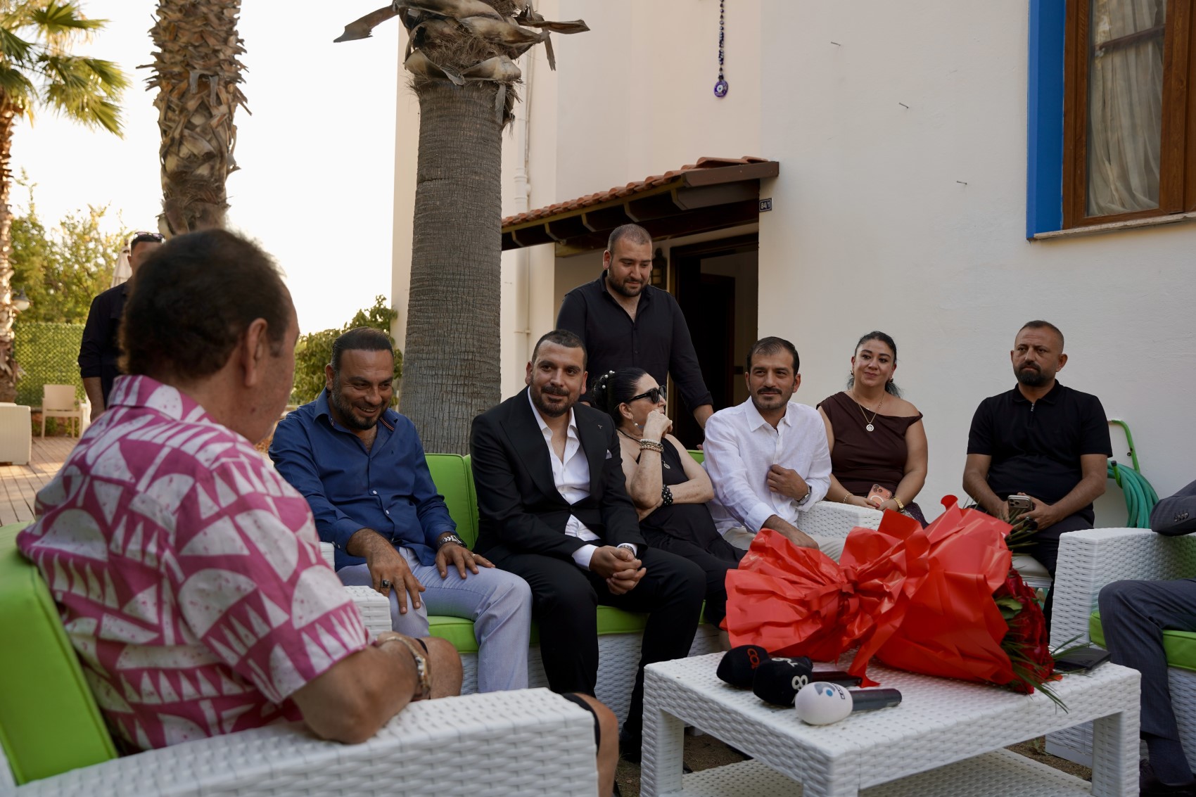 İbrahim Tatlıses, manevi kızının isteme töreninde beşi bir yerde taktı