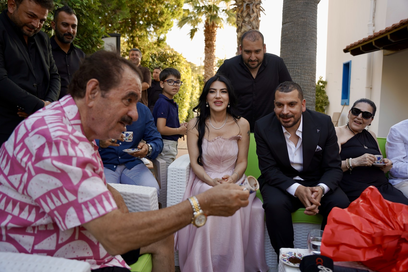 İbrahim Tatlıses, manevi kızının isteme töreninde beşi bir yerde taktı