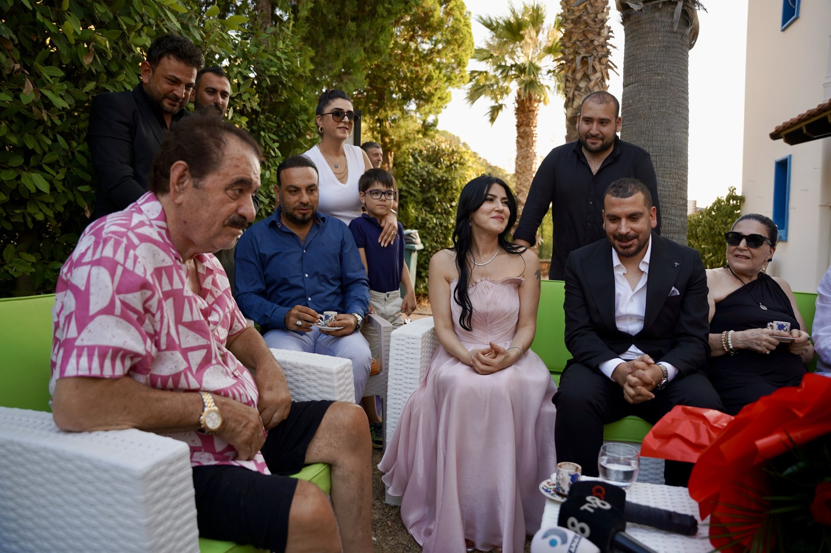 İbrahim Tatlıses, manevi kızının isteme töreninde beşi bir yerde taktı